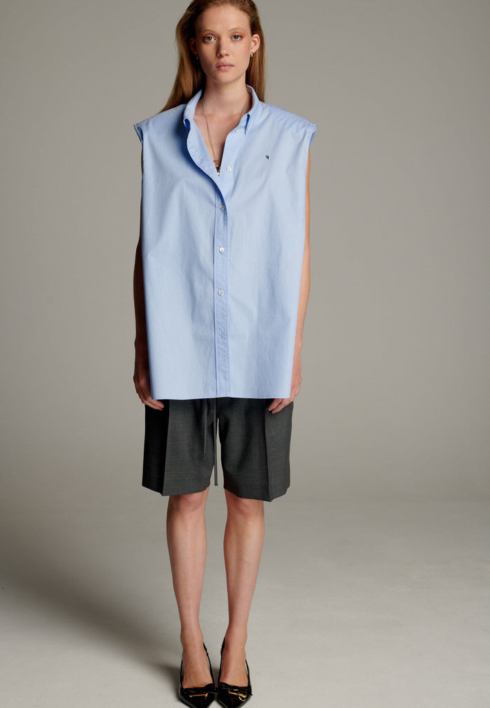 Raw-cut edge on dramatically wide shoulders for a strong silhouette. Easy-to-wear sleeveless oversized shirt inspired by Ralph's men. Detailed with a mirrored F at the front. Cut from 100% cotton.