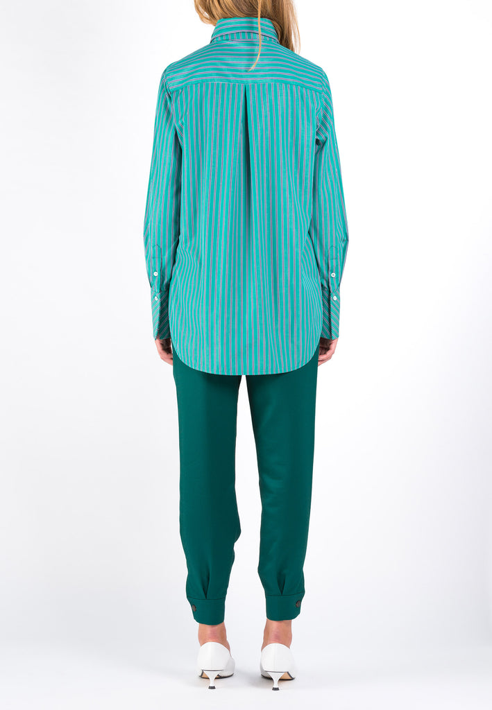 Screen Shirt with Green Navy Stripes. Shirt with double collar detachable second collar. Straight fit with round hems and slit at side seam. Model wears a size 36.