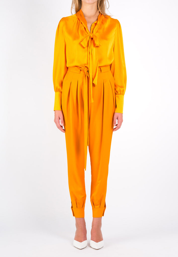 Crown pants, mandarin color. High waist pants with a waist belt with pleats and cuffs at hem.