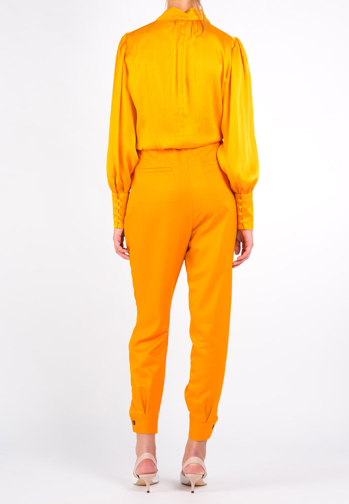 Crown pants, mandarin color. High waist pants with a waist belt with pleats and cuffs at hem.