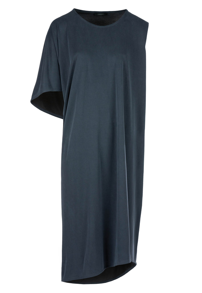 Force dress, black color. Relaxed laid-back feel dress cut from stretchy jersey-cotton that drapes softly over your figure. Designed by moulage technics. It has an asymmetrically draped single sleeve.