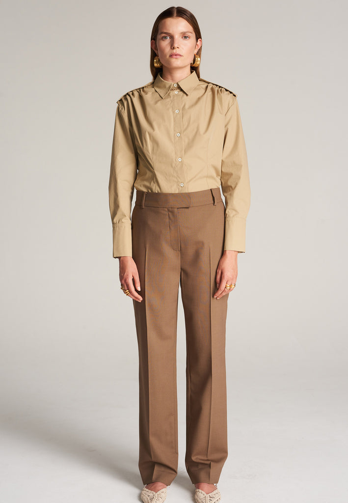 FRENKEN Line camel trouser made of fine wool with elastane for a touch of stretch and added comfort. The shape is accentuated by carefully pressed creases for the perfect fit. With belt loops, concealed zipper, and button and pockets. Also available in pink.