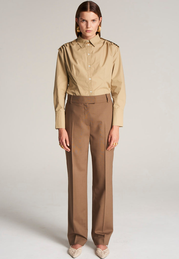 FRENKEN Line camel trouser made of fine wool with elastane for a touch of stretch and added comfort. The shape is accentuated by carefully pressed creases for the perfect fit. With belt loops, concealed zipper, and button and pockets. Also available in pink.