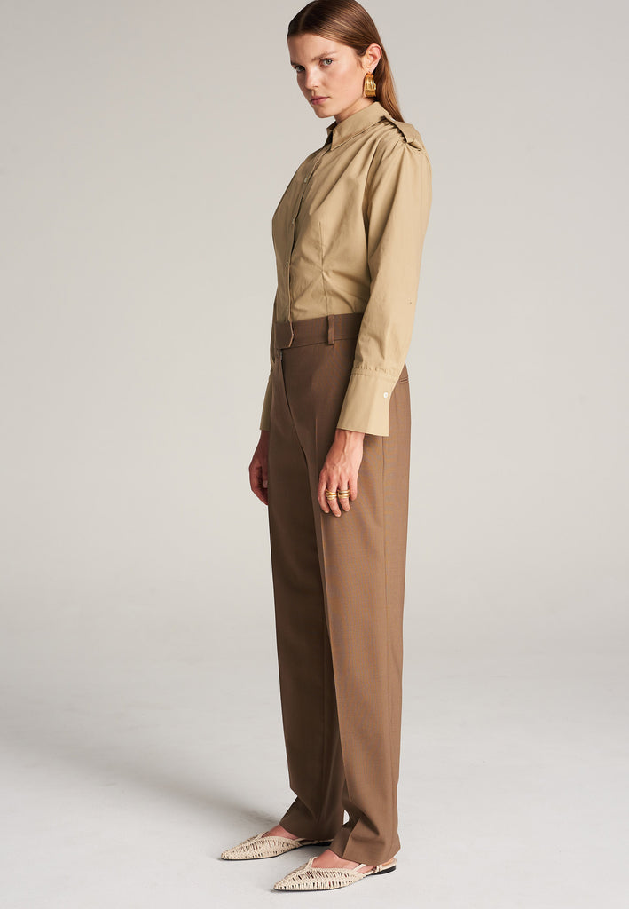 FRENKEN Line camel trouser made of fine wool with elastane for a touch of stretch and added comfort. The shape is accentuated by carefully pressed creases for the perfect fit. With belt loops, concealed zipper, and button and pockets. Also available in pink.