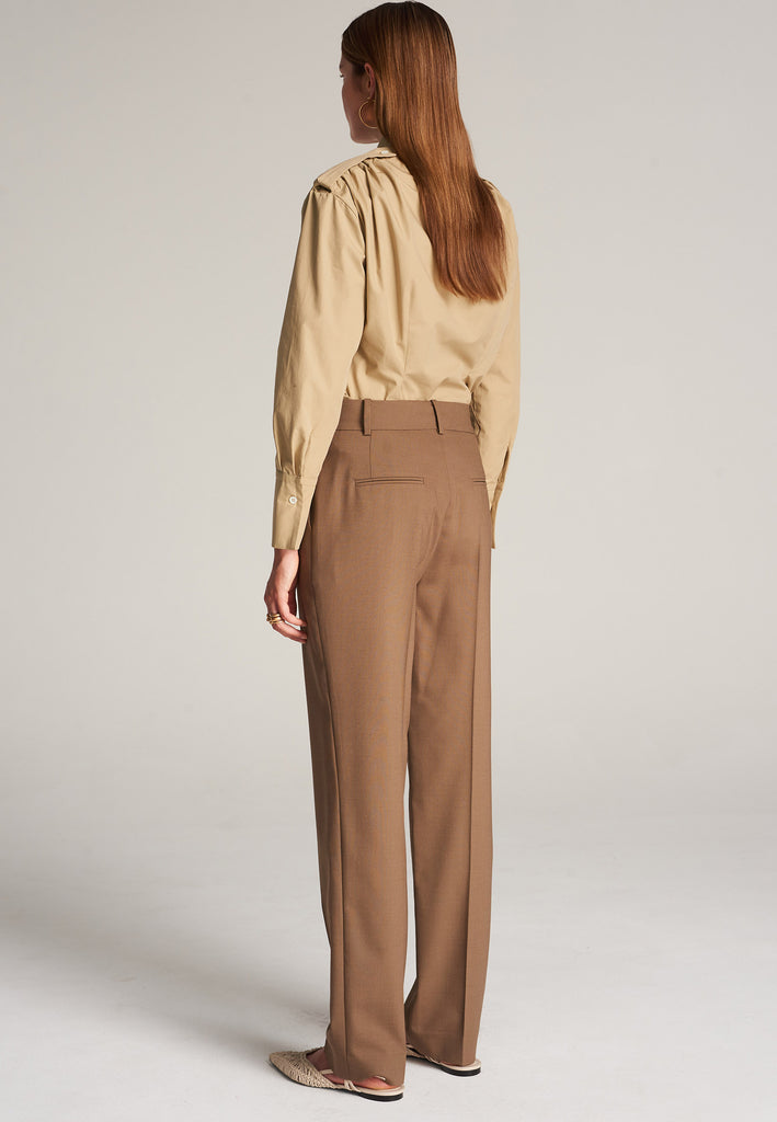 FRENKEN Line camel trouser made of fine wool with elastane for a touch of stretch and added comfort. The shape is accentuated by carefully pressed creases for the perfect fit. With belt loops, concealed zipper, and button and pockets. Also available in pink.